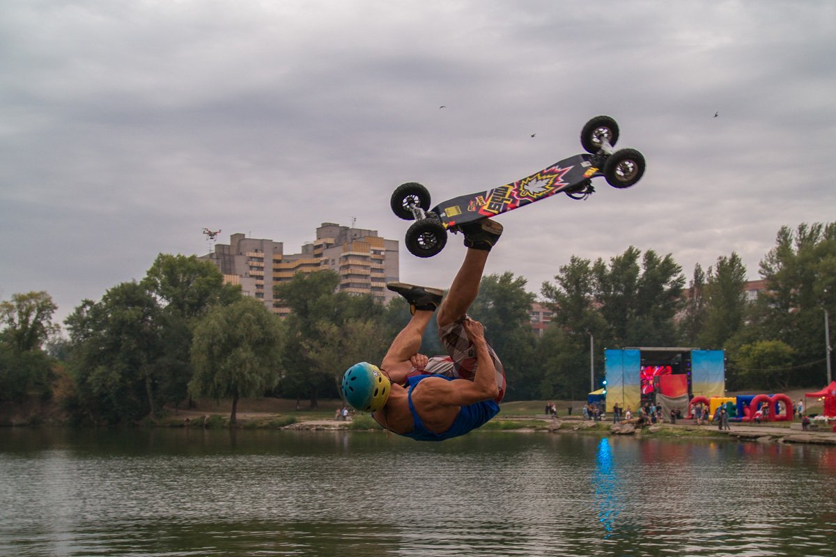 На событии собрались велосипедисты категории BMX, маунтин-бордисты, роллеры и райдеры на самокатах