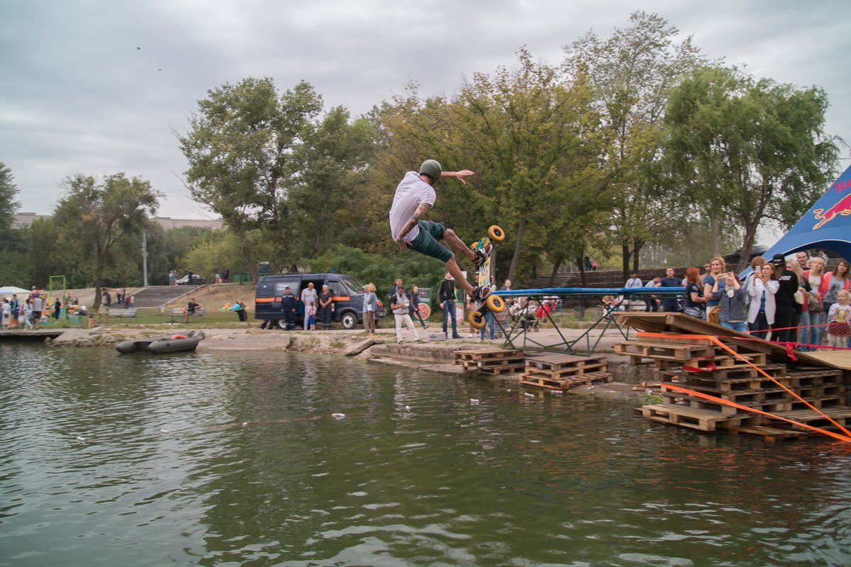 Конструкция для соревнований представляет собой возвышенность, с которой “впрыгивая” на линию - стартуют райдеры