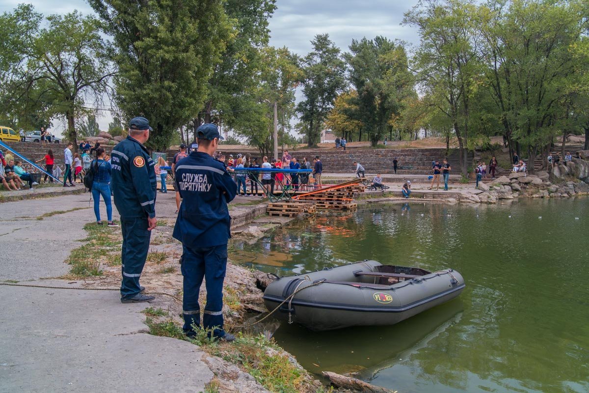 На территории проведения соревнований присутствовала бригада МЧС с моторной лодкой