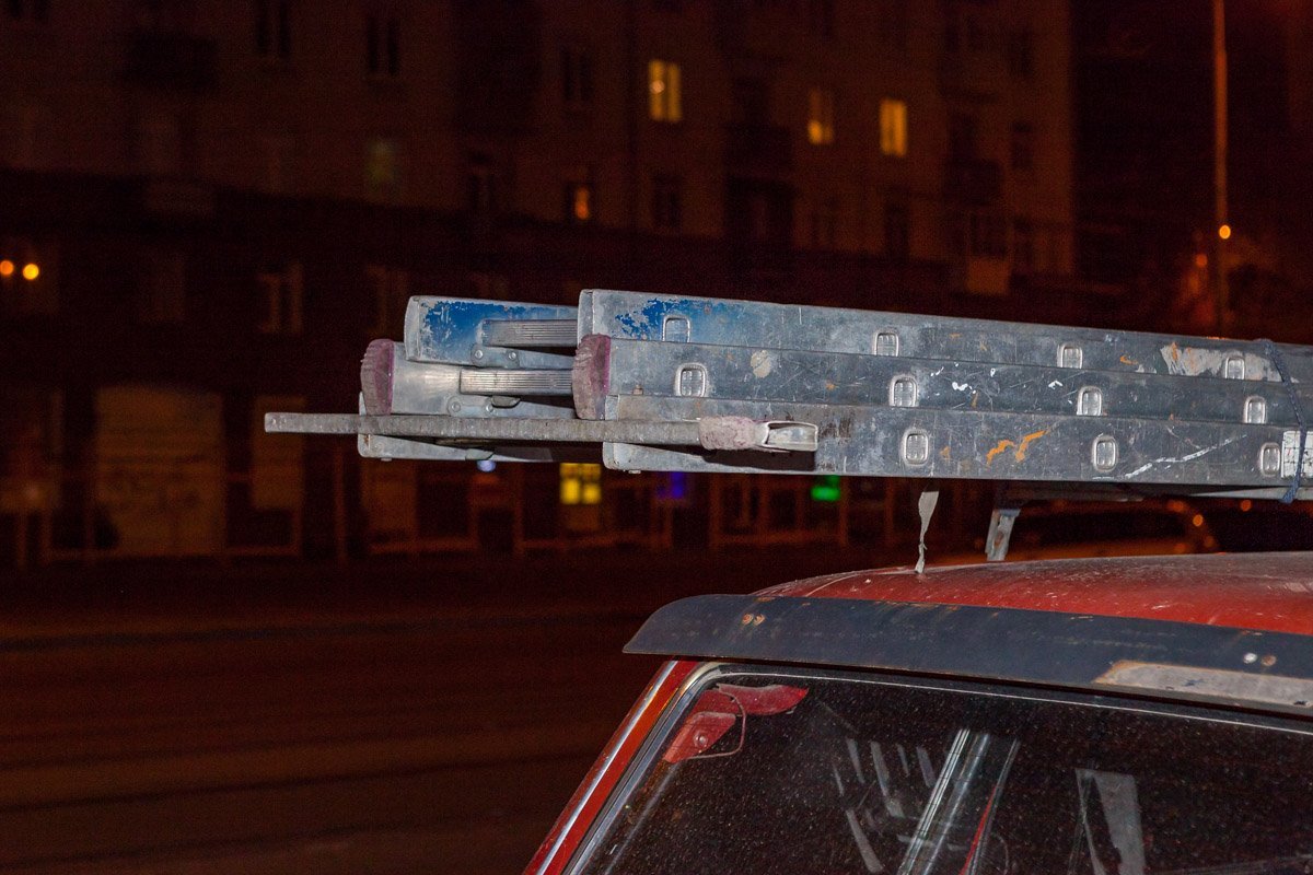 Мужчина ударился головой о лестницу