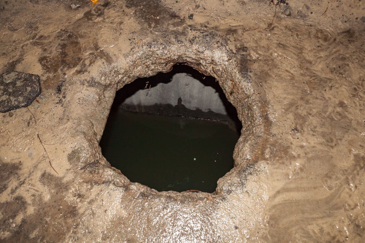 Мужчина сидел в люке, пока его не услышал охранник