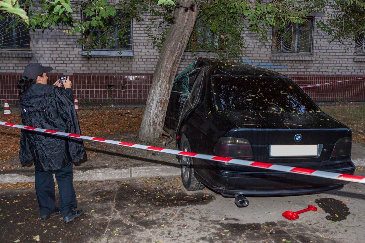 На пересечении проспекта Петра Калнышевского и улицы Байкальской, автомобиль BMW въехал в дерево