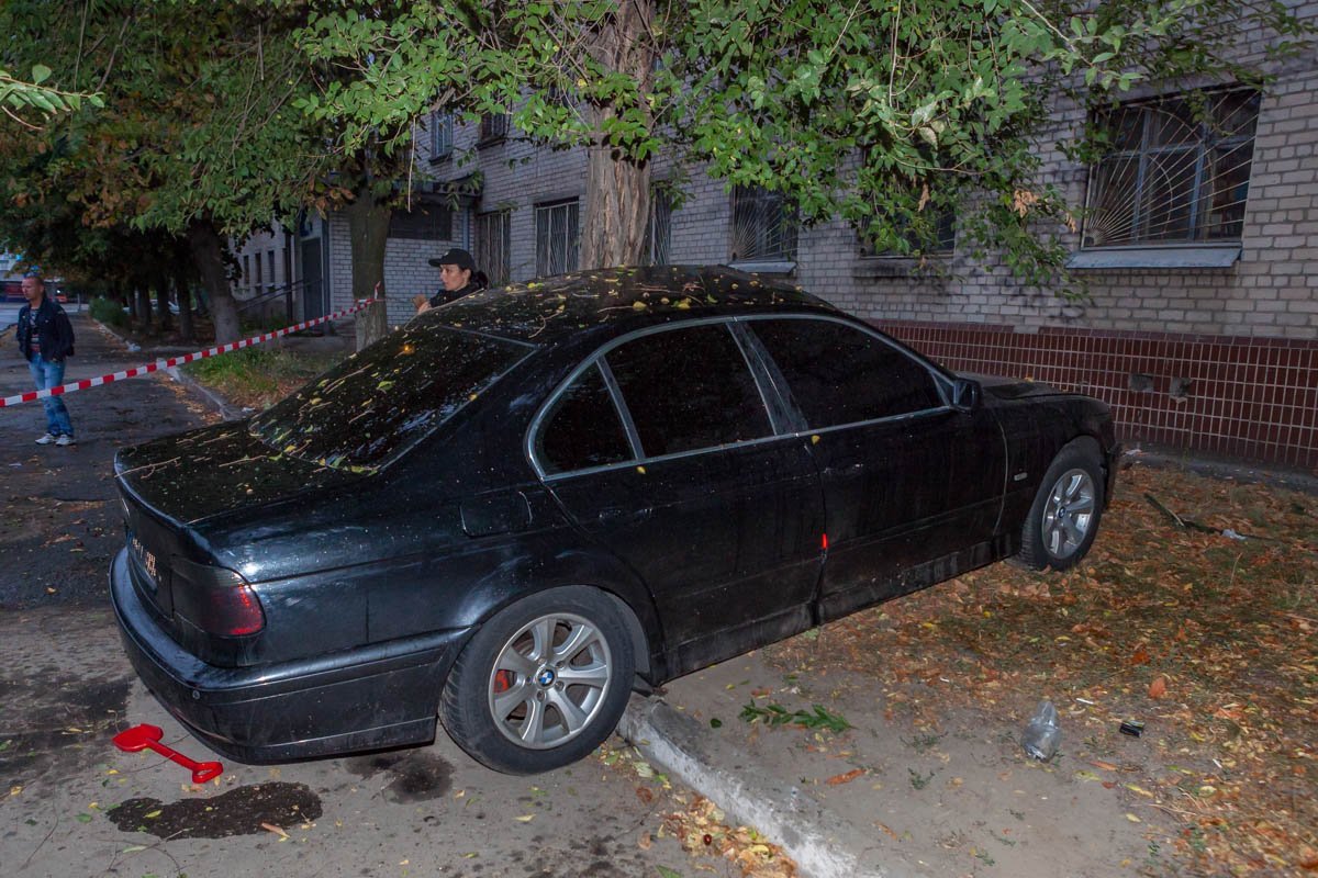 В салоне автомобиля находились парень с девушкой