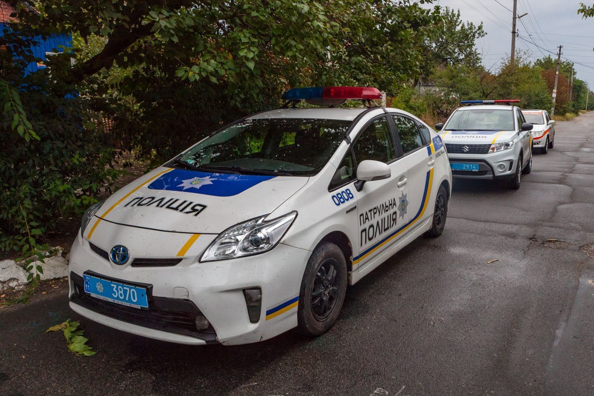 На место происшествия немедленно прибыло несколько экипажей патрульной полиции На место происшествия немедленно прибыло несколько экипажей патрульной полиции