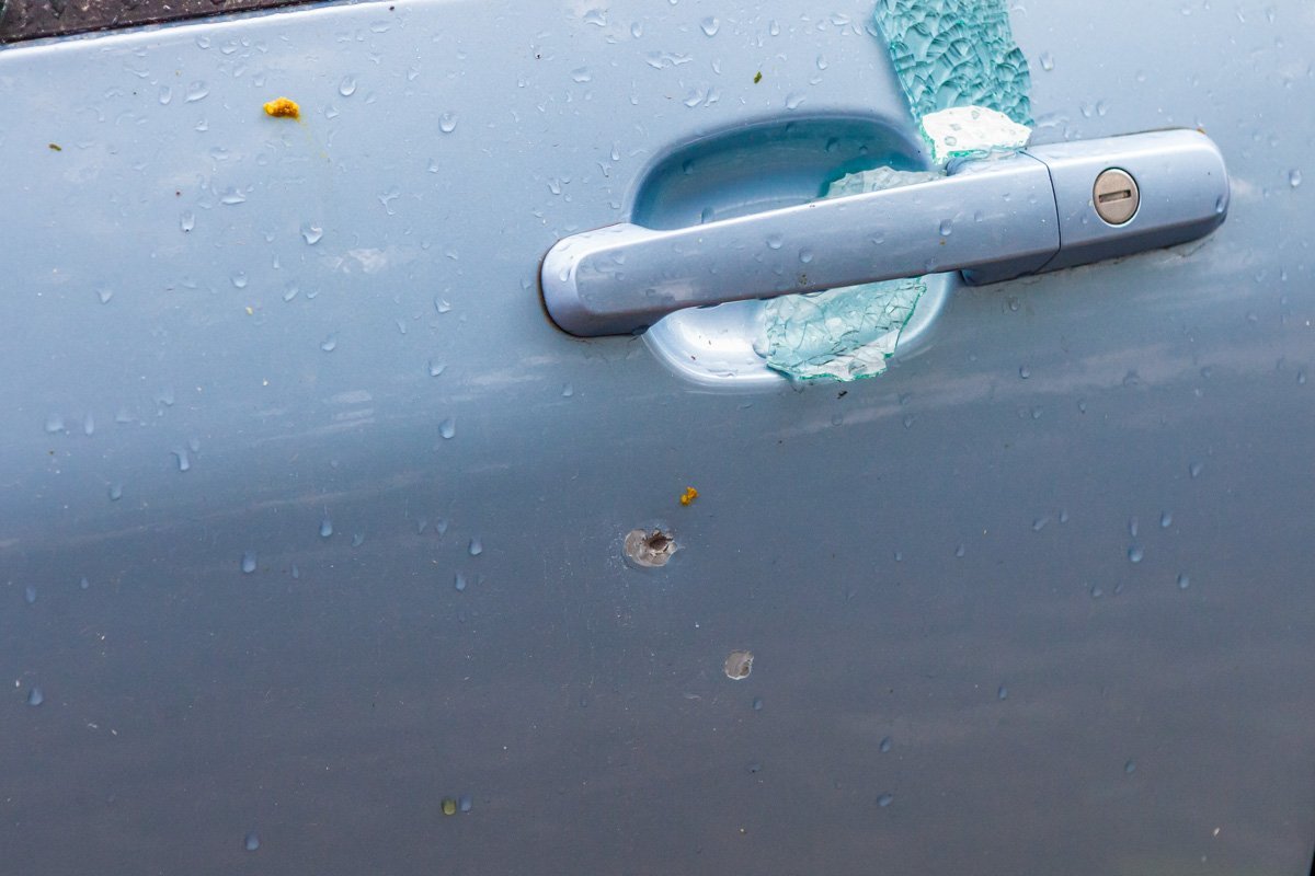 Правоохранители обратили внимание на странные отверстия, которые появились на крыле автомобиля Правоохранители обратили внимание на странные отверстия, которые появились на крыле автомобиля