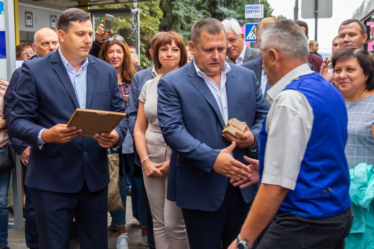 Мэр наградил новых водителей и кондукторов