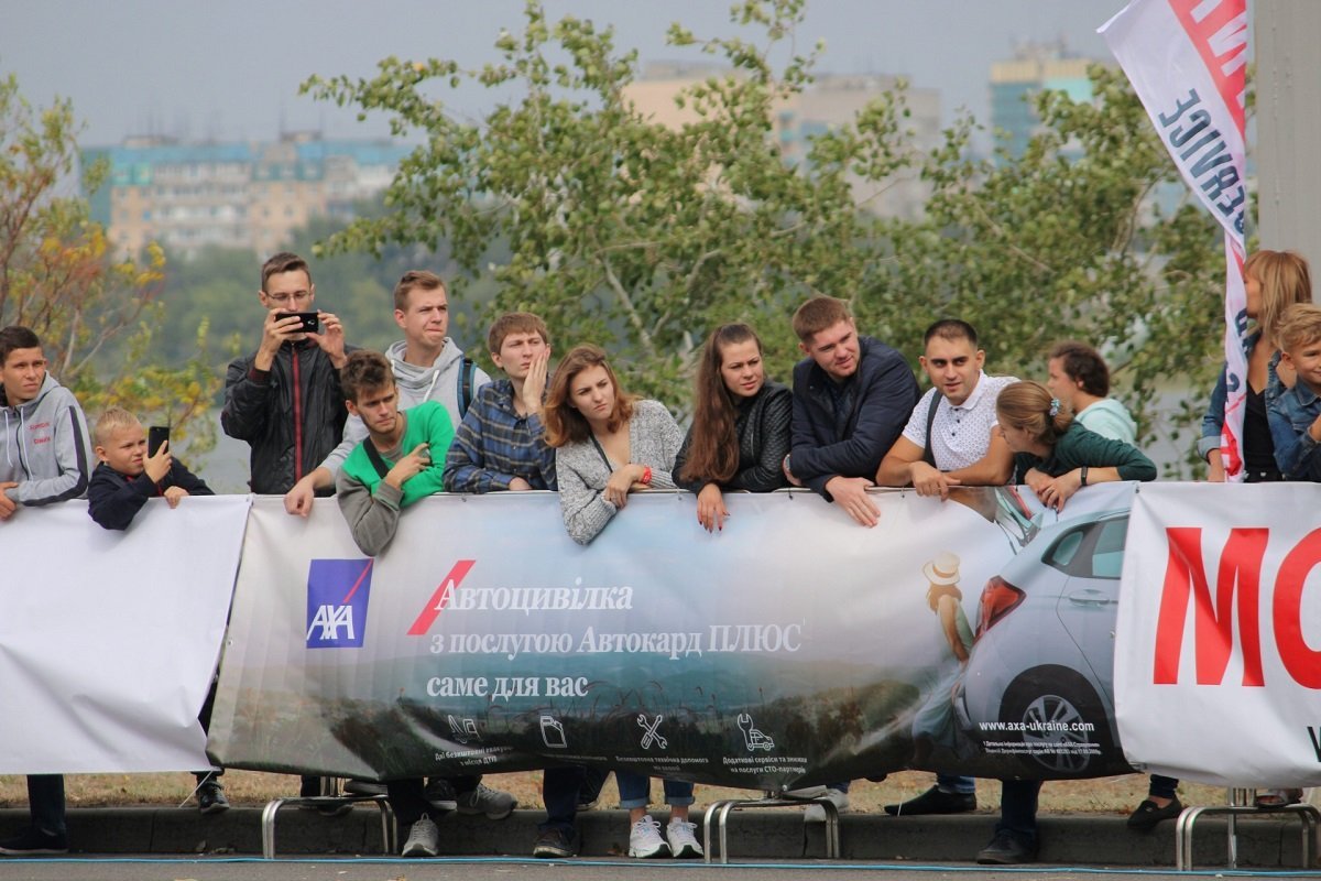 С самого утра на место проведения Чемпионата начали собираться горожане С самого утра на место проведения Чемпионата начали собираться горожане