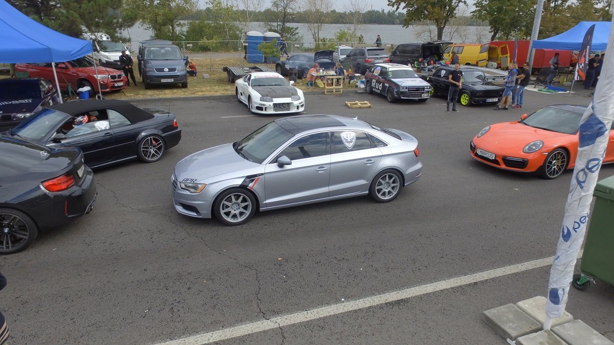 Припаркованные спорткары радуют глаз любителей скорости Припаркованные спорткары радуют глаз любителей скорости