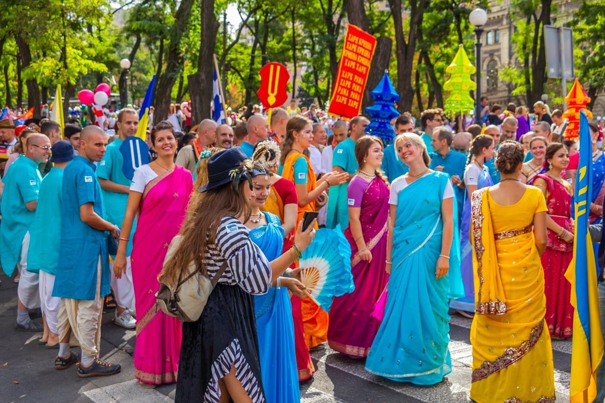 Среди колонн можно было найти представителей религиозных и национальных общин