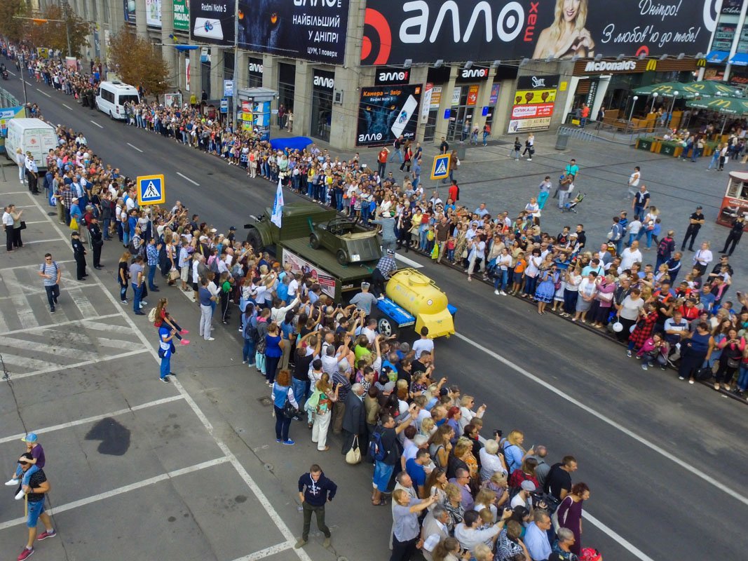 В центре города прошел парад