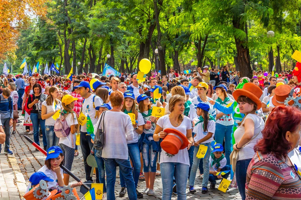 На параде было много детей