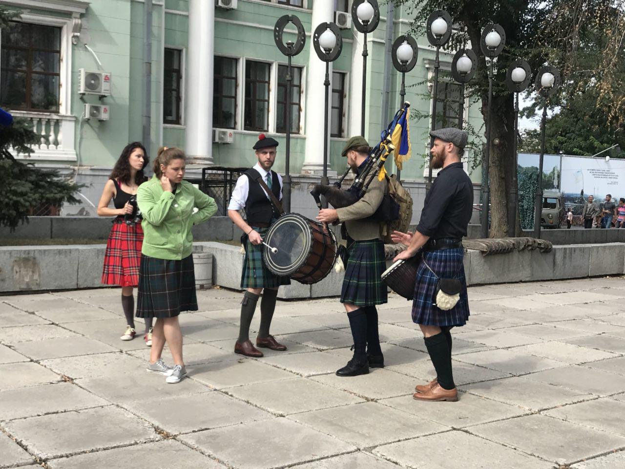 Организаторами парада в килтах является группа Alba Gu Brath
