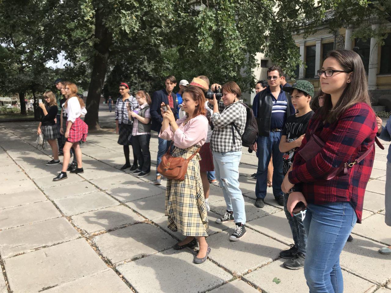 Возле здания Исторического музея собрались десятки ярких ребят в клетчатой одежде