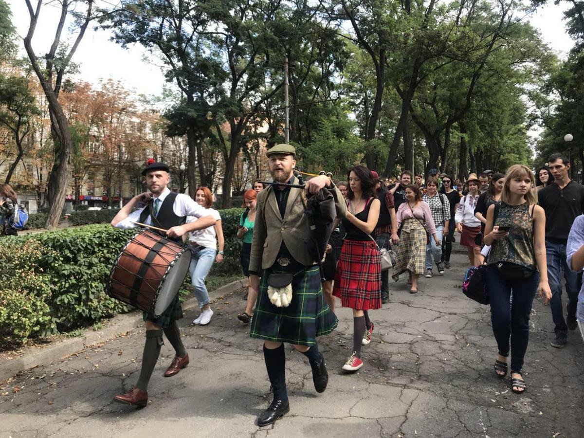 Колонна шла по проспекту Яворницкого вниз к площади Героев Майдана