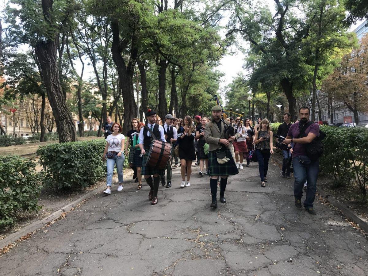 Жители города с интересом наблюдали за колонной в шотландской одежде