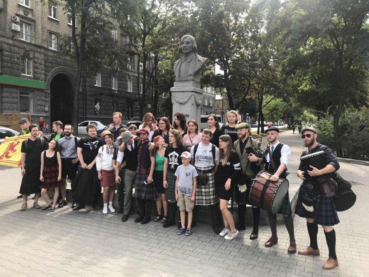 Участники танцевали и останавливались, чтобы пофотографироваться возле достопримечательностей города