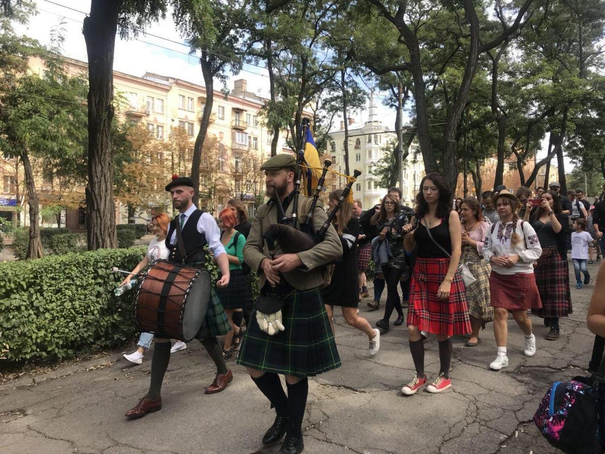 Участники играли заводные шотландские мелодии на народных шотландских инструментах - волынке и барабане