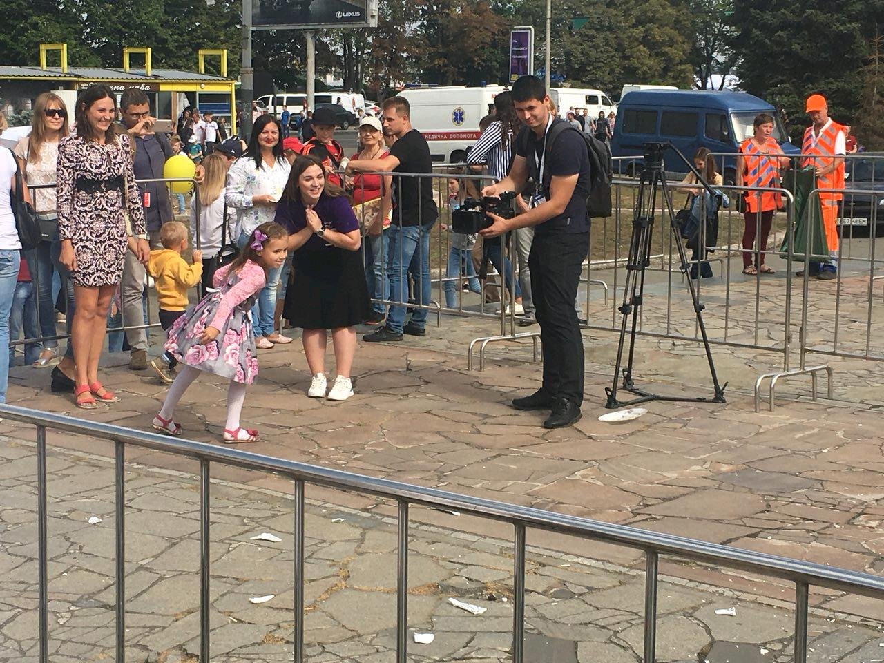 Может показаться, что тарелка замерла в воздухе