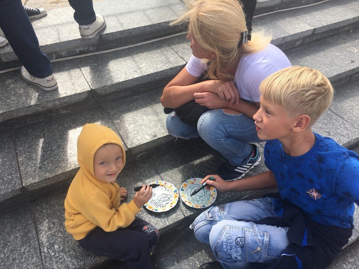 Каждый с удовольствием рисовал на тарелках