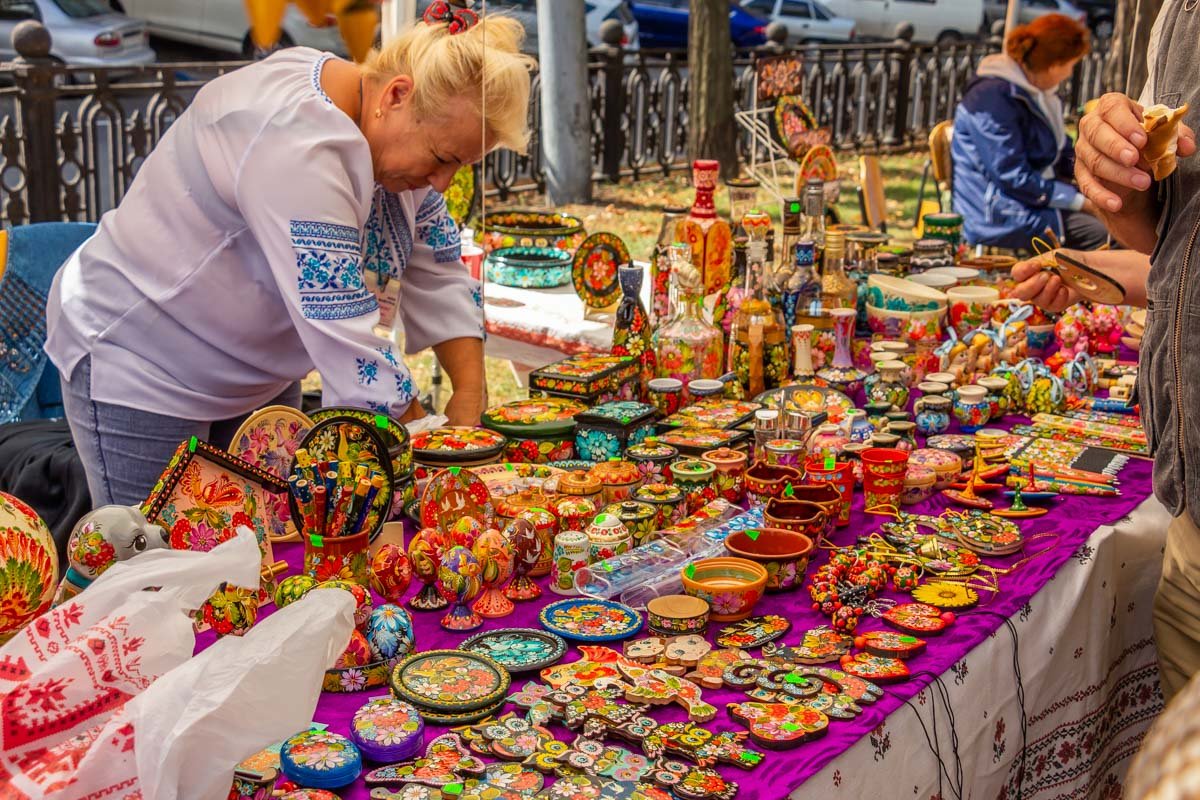 Огромное множество Петриковской росписи