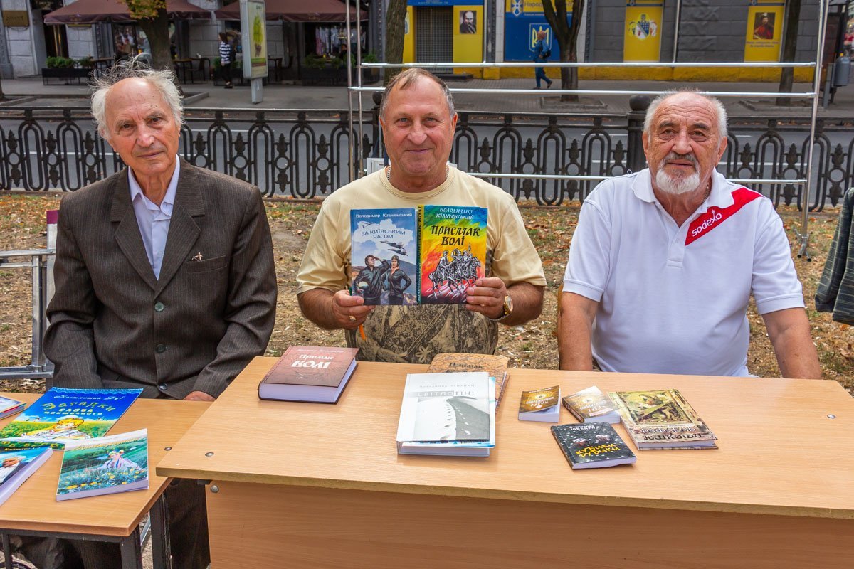 И взять автографы у писателей