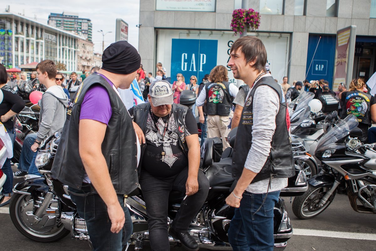 Массовое скопление бородачей в центре Днепра