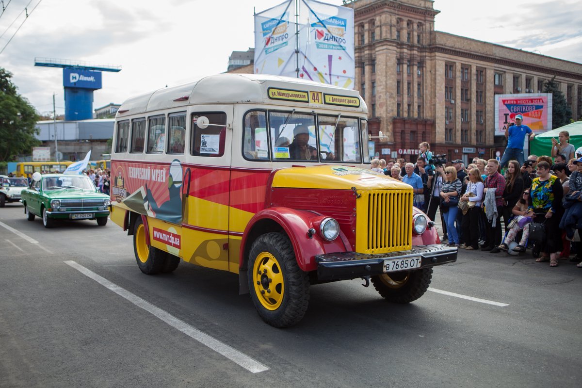 По Днепру проехал ретро автобус