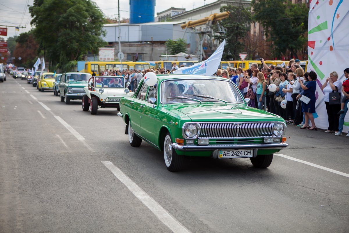 За байкерами ехали автомобили из прошлого