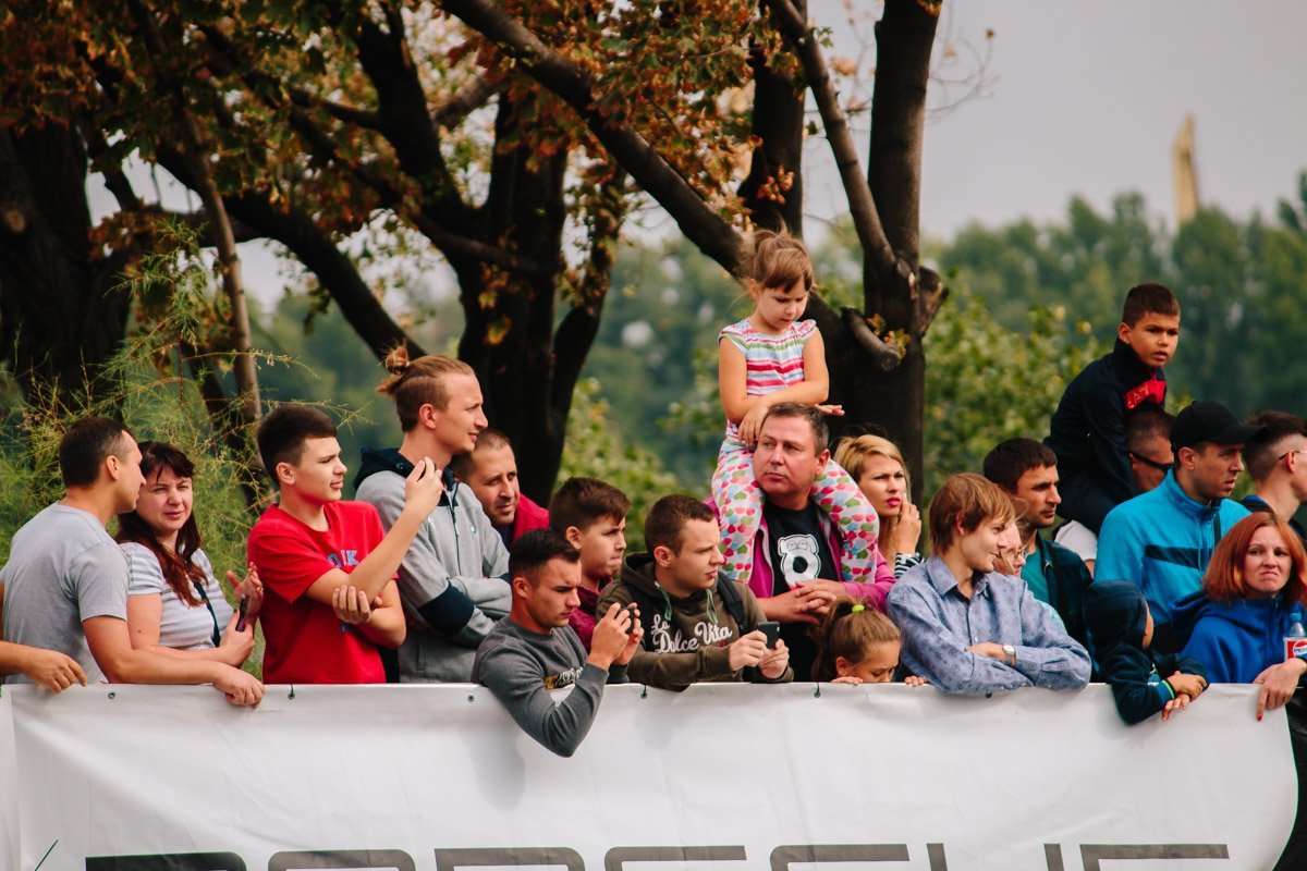 Посмотреть на выступления гонщиков пришло около 5000 горожан Посмотреть на выступления гонщиков пришло около 5000 горожан