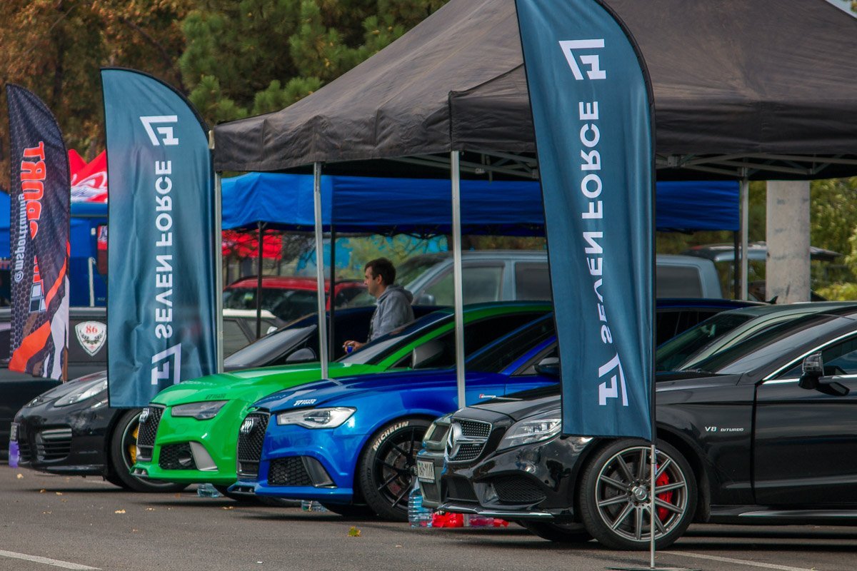 Сильнейшие спортсмены Украины представили свои спорткары Сильнейшие спортсмены Украины представили свои спорткары