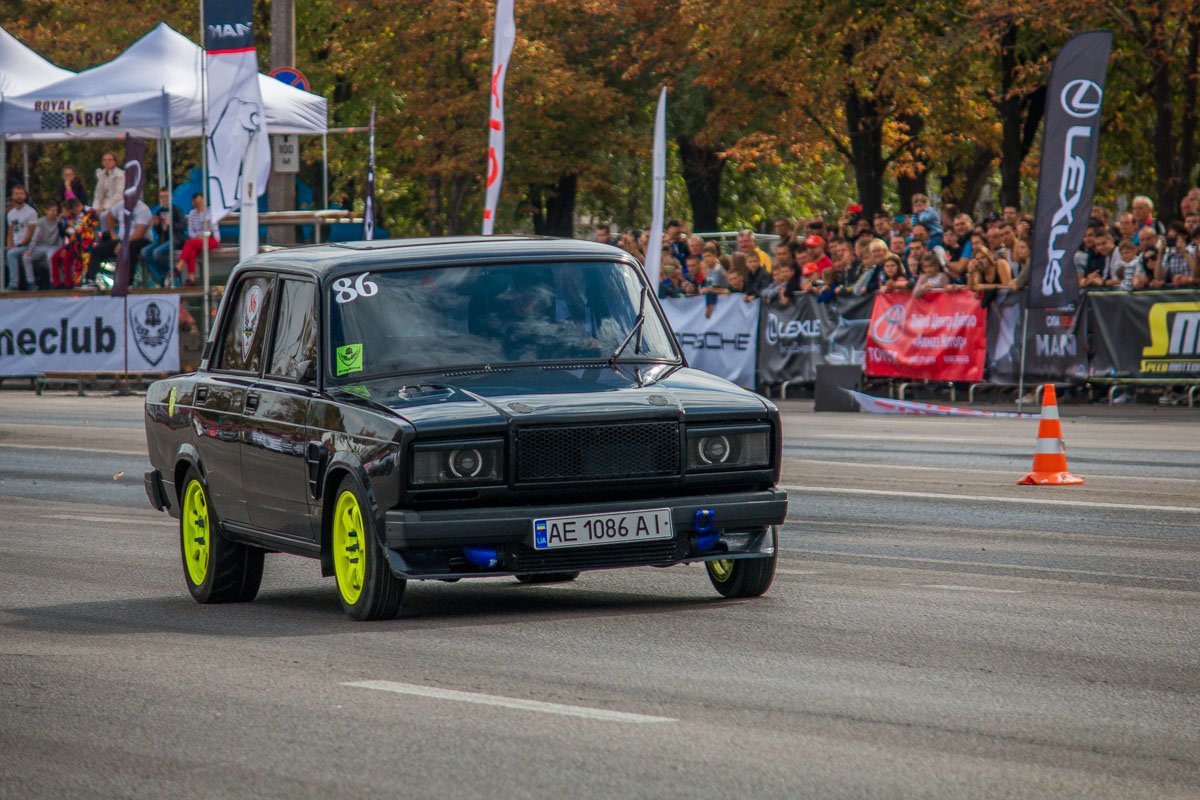 Спортсмены преодолевают дистанцию в 402 метра Спортсмены преодолевают дистанцию в 402 метра