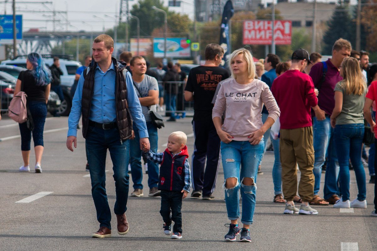 На праздник многие пришли семьями На праздник многие пришли семьями