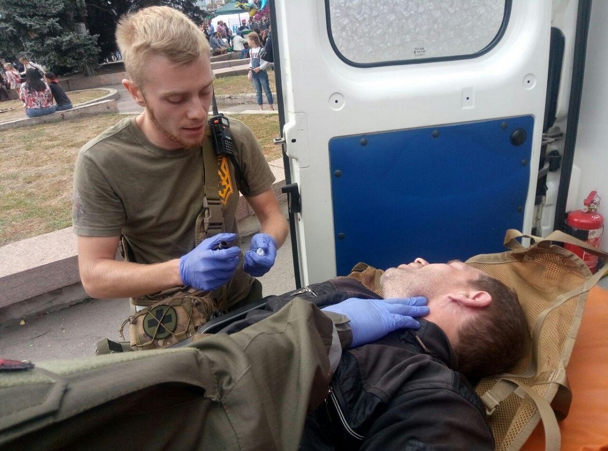 Возле гостиницы "Днепропетровск" мужчину откачивали медики Возле гостиницы "Днепропетровск" мужчину откачивали медики