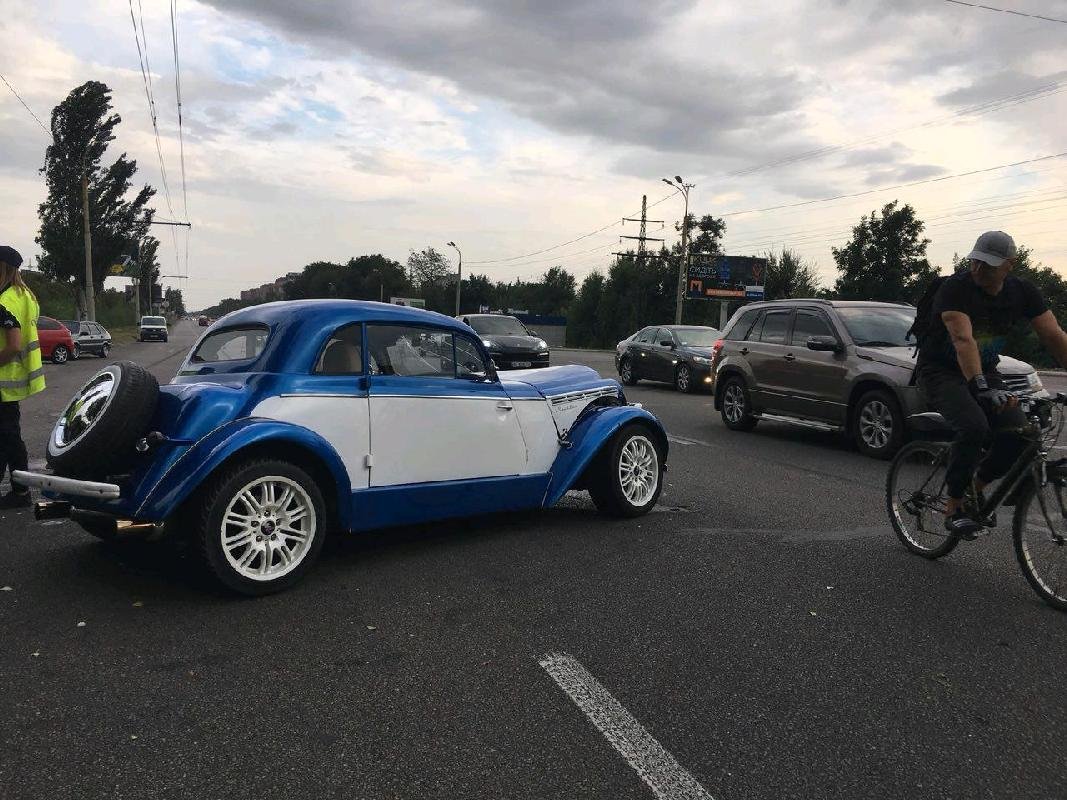 Авария не мешает проезду автомобилей Авария не мешает проезду автомобилей
