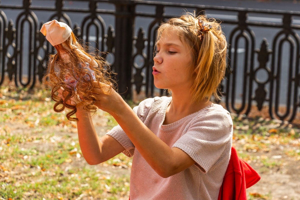 Готовит куклу к авиашоу
