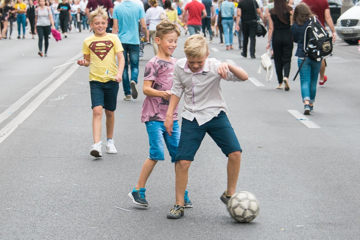 Играть в футбол на проезжей части можно только пару раз в году
