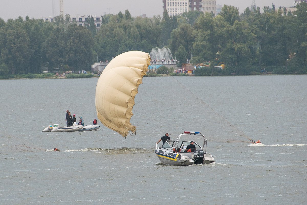 Парашютистов подобрали на моторной лодке