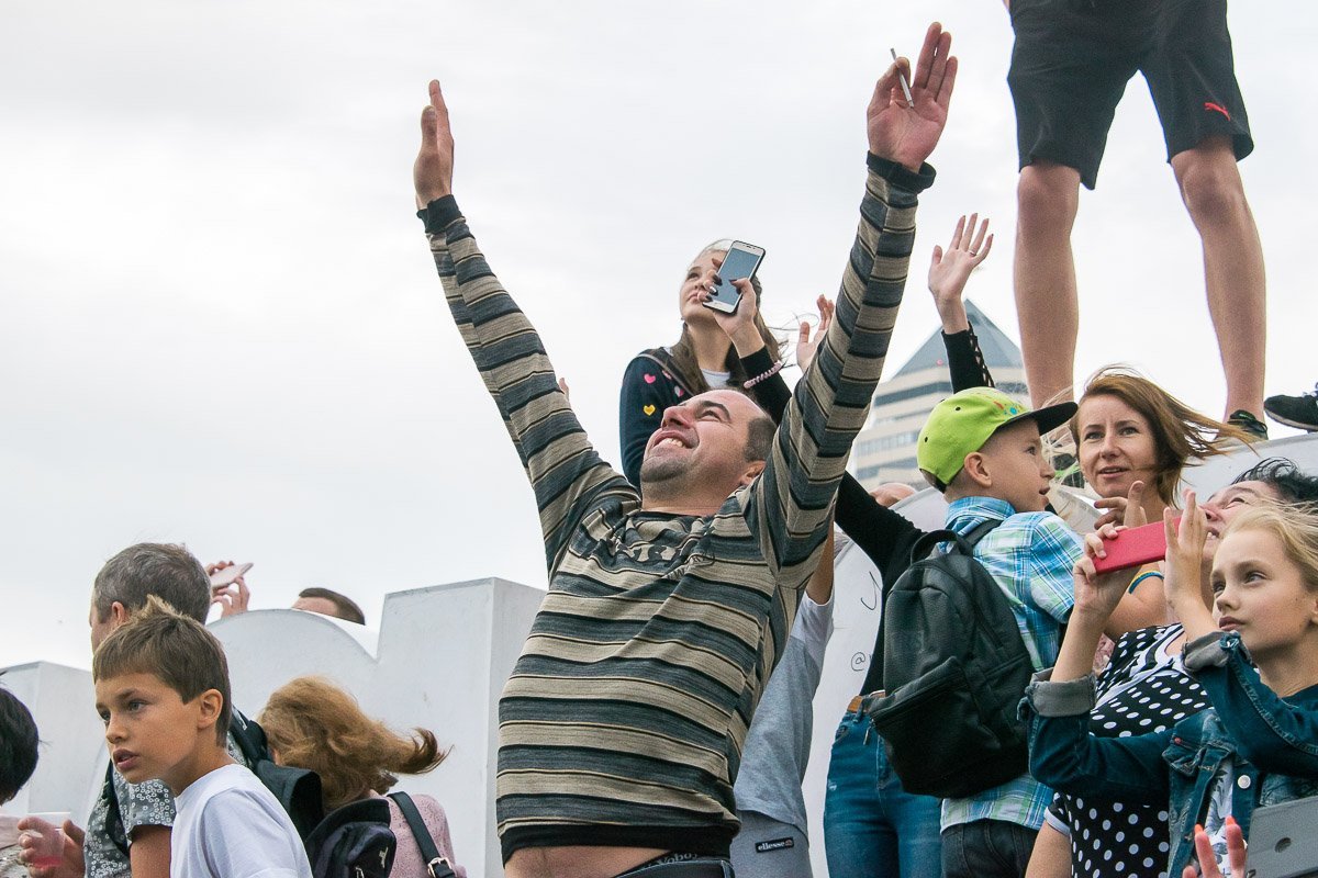 Люди приветствовали пилотов