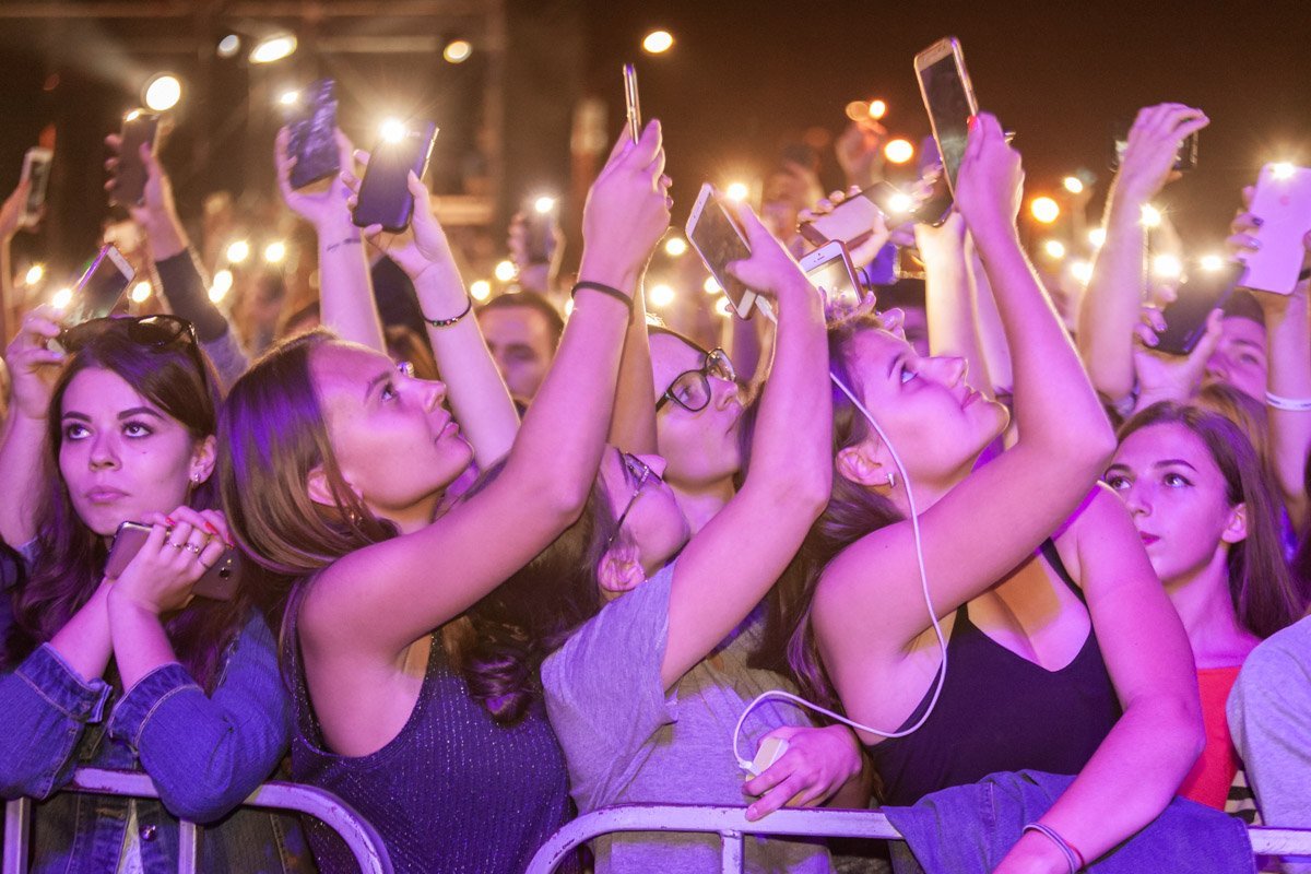  Во время песни "Подаруй світло" сотни горожан подняли фонарики вверх