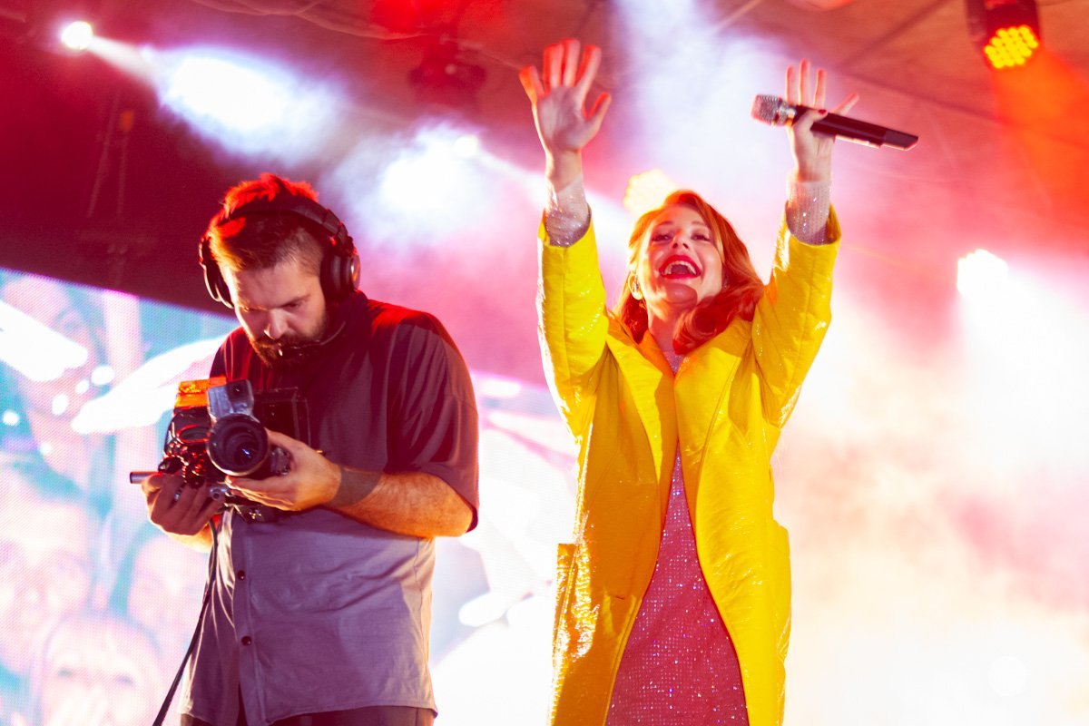 Дождь заставил певицу накинуть яркий плащ