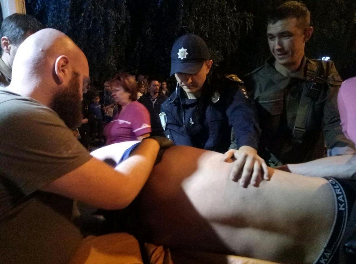 Мужчина отказывался принимать помощь от медиков и грозился всех убить Мужчина отказывался принимать помощь от медиков и грозился всех убить