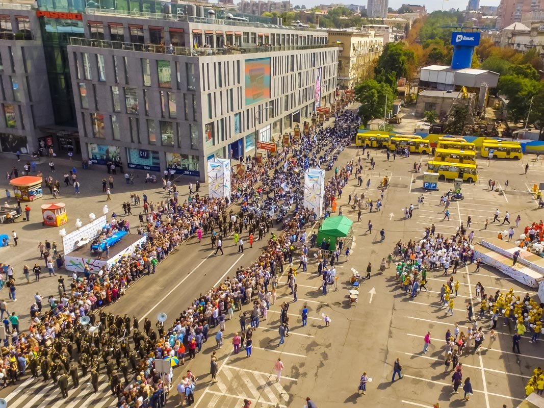 Главными улицами города прошлись колонны с супергероями, спортсменами и представителями разных компаний и организаций