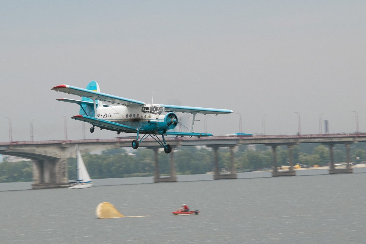 В 17:30 в небе над набережной пролетел первый самолет