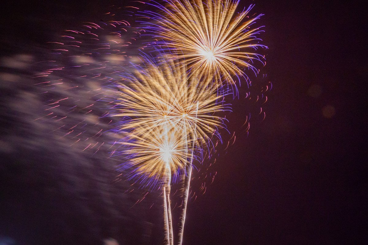 Праздник на набережной закончился салютом