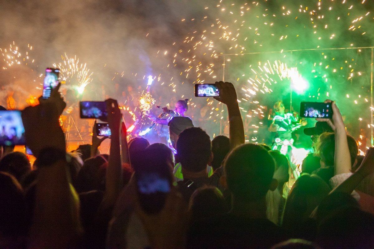 Сразу после концерта на набережной стартовало фаер-шоу Сразу после концерта на набережной стартовало фаер-шоу