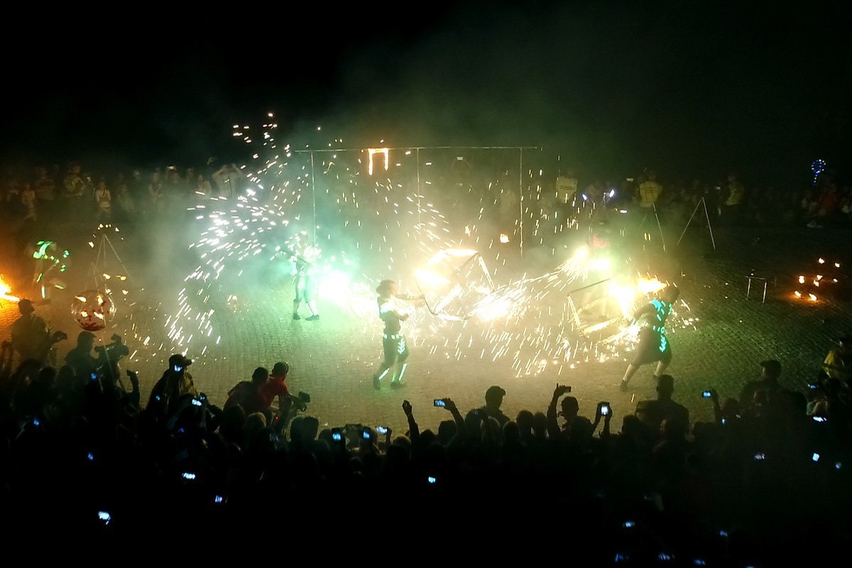 В Днепр приехали артисты Киевского театра огня В Днепр приехали артисты Киевского театра огня