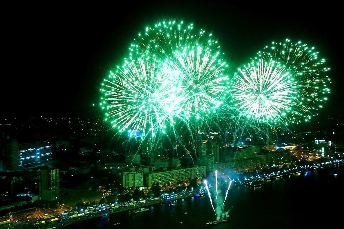 Салюты запускали с катеров Салюты запускали с катеров