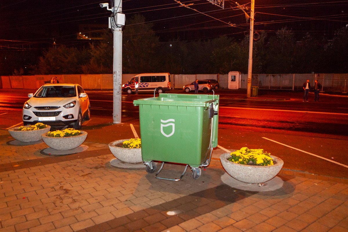 Баки на набережной уже почистили