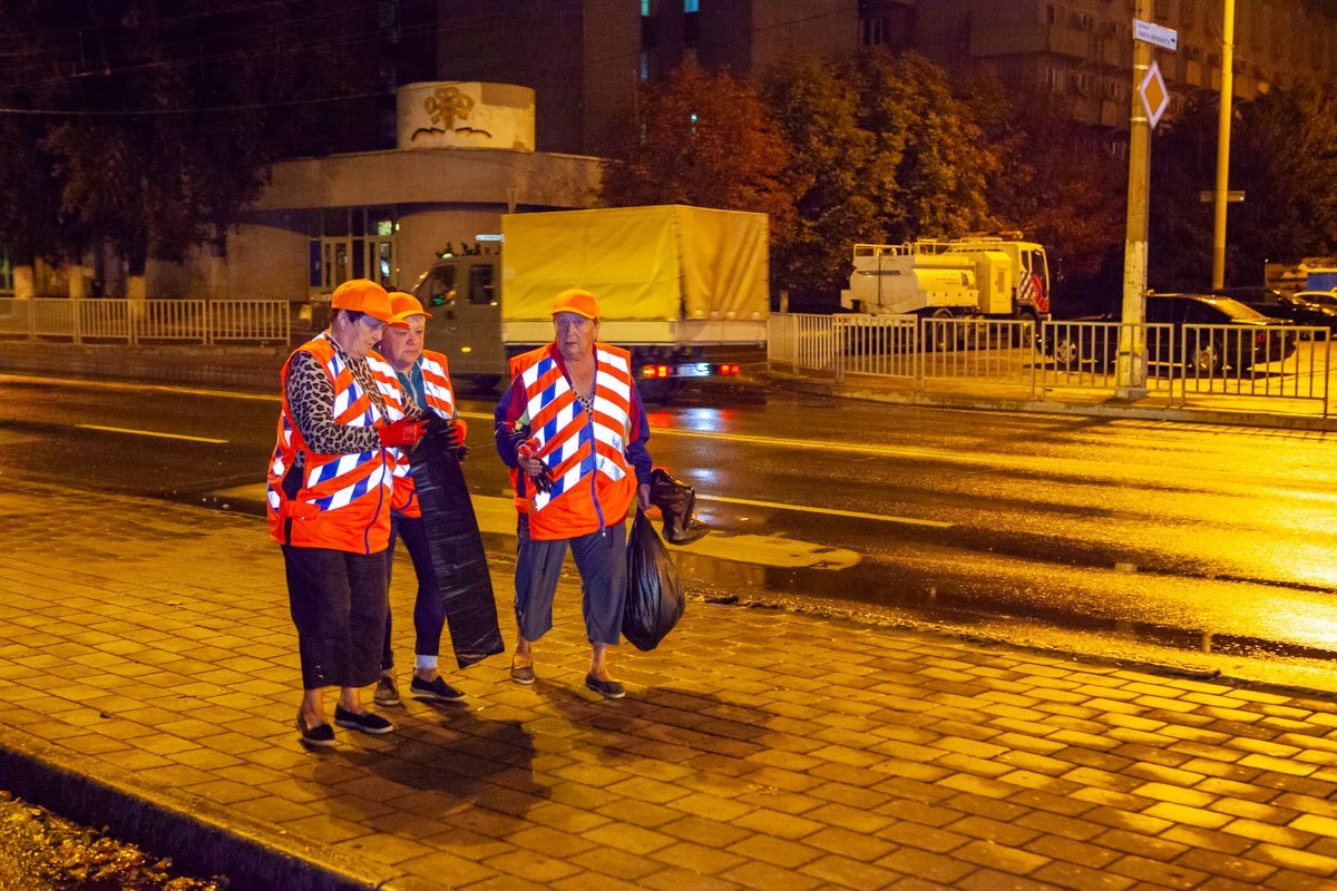 Петровна, я вот каждый год удивляюсь, ну как можно так мусорить