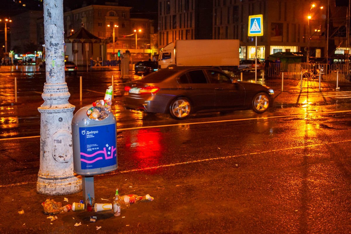 Переполненный бачок на площади Геров Майдана